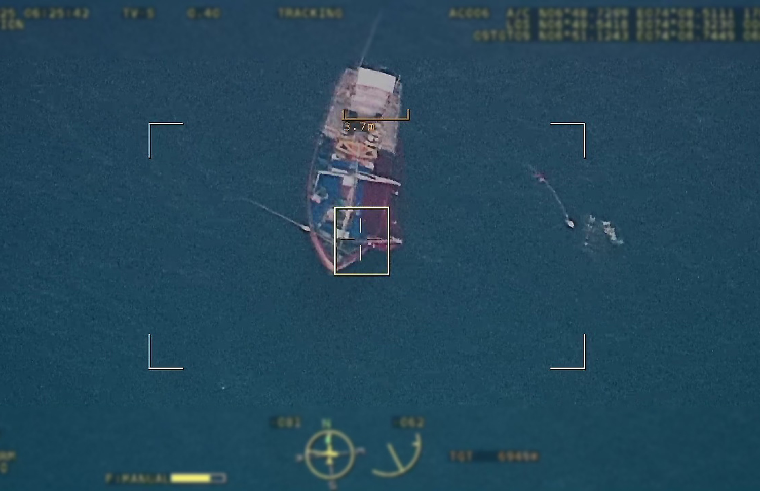 ހއ. ކެލާ ކައިރިން ހިފެހެއްޓި ލަންކާގެ ދެ މަސްބޯޓުގެ ތެރެއިން އެއް ބޯޓު ސިފައިންގެ ޑްރޯން އިން ލޮކޭޓްކޮށްފައި.-- ފޮޓޯ: އެމްއެންޑީއެފް