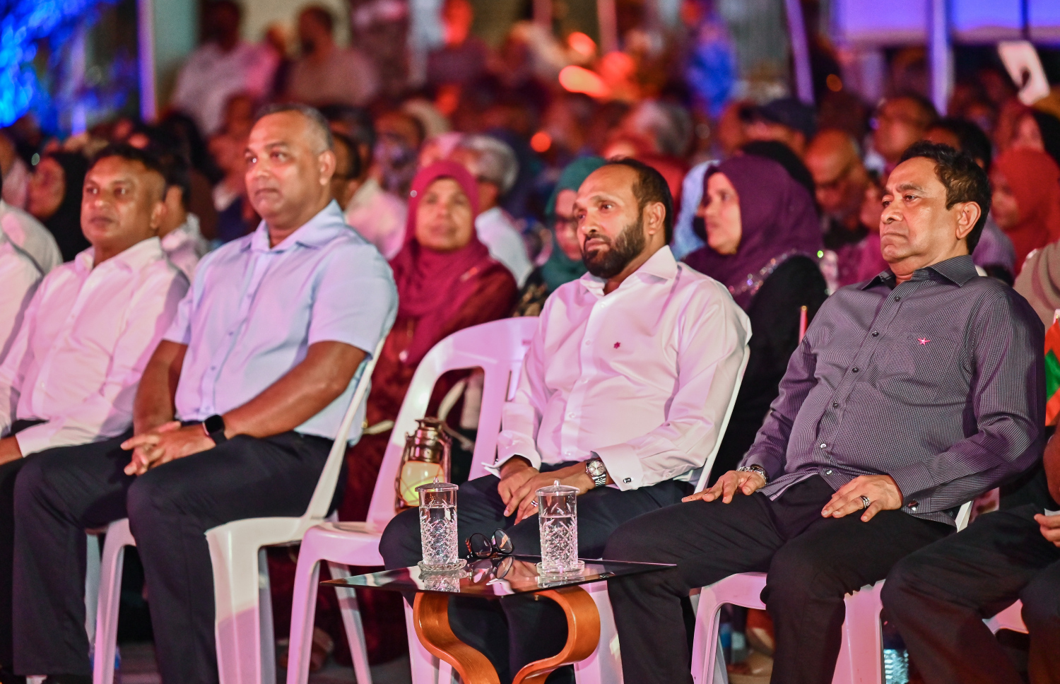 ޕީއެންއެފުން ރޭ ބޭއްވި ޖަލްސާގައި ބައިވެރިވެވަޑައިގެންނެވި ބައެއް ބޭފުޅުން.---ފޮޓޯ: ފަޔާޒު މޫސާ| މިހާރު