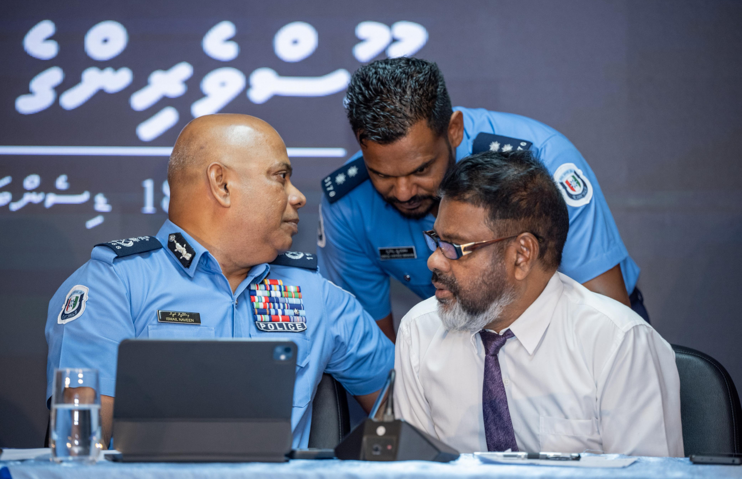 ހޯމް މިނިސްޓްރީން މިއަދު ބޭއްވި ނޫސްވެރިންގެ ބައްދަލުވުމުގައި ސީޕީ އިސްމާއިލް ނަވީން ފުލުހުންގެ ބައެއް ވެރިންނާ ވާހަކަ ދައްކަވަނީ-- ފޮޓޯ: ނިޝާން އަލީ / މިހާރު