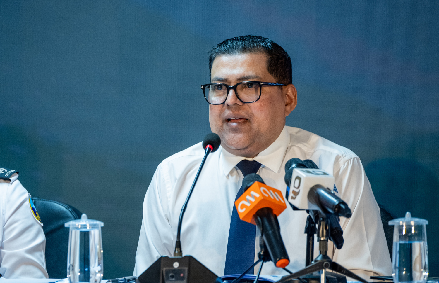 އިމިގްރޭޝަން ކޮންޓްރޯލަރު ފަސީހު މިއަދު ނޫސްވެރިންނާ ވާހަކަ ދައްކަވަނީ.---ފޮޓޯ: ނިޝާން އަލީ| މިހާރު