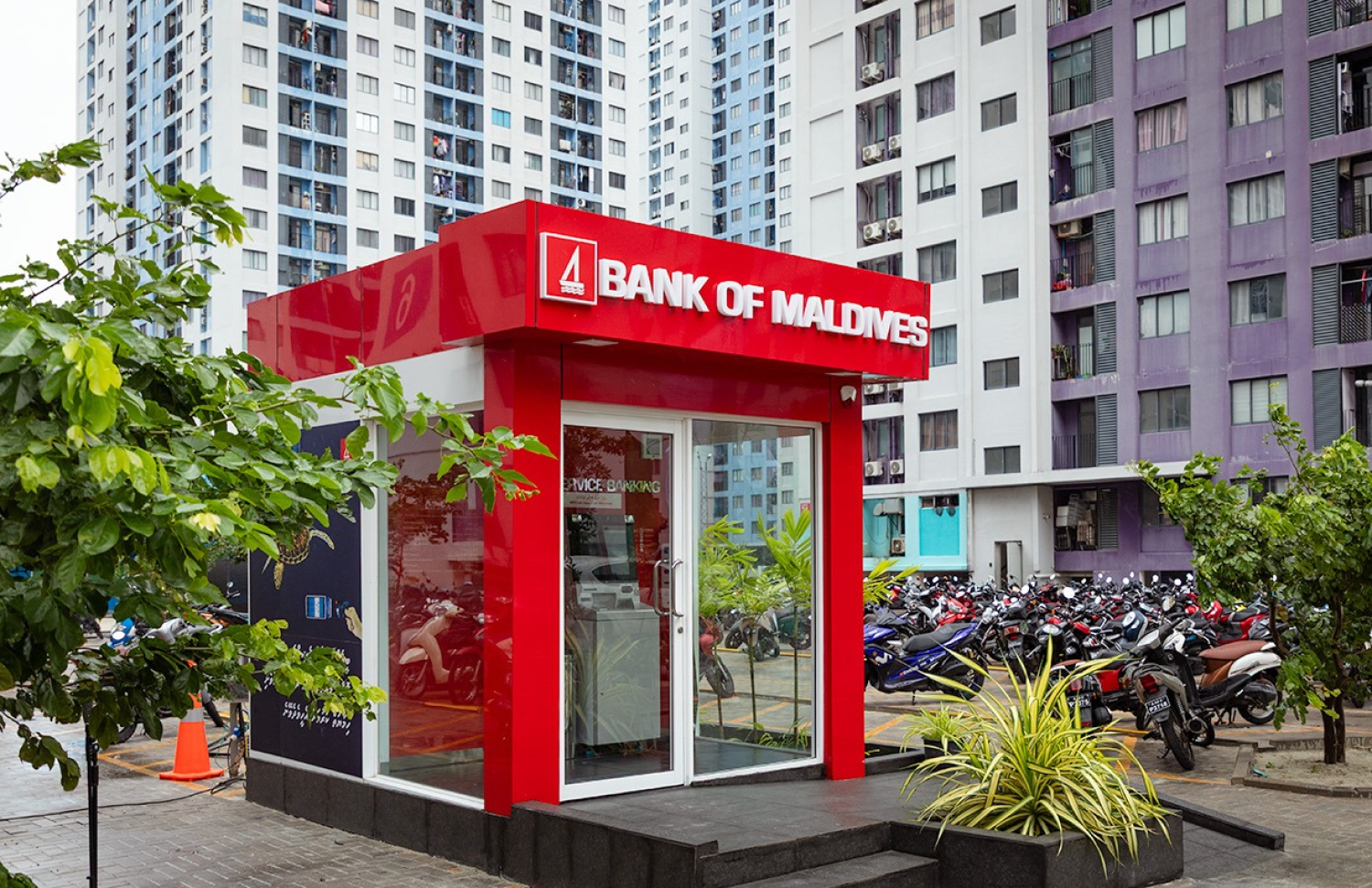 ހިޔާ ޓަވަރުގެ 6 އާ ޖެހިގެން އޮންނަ ބިމުގައި ބީއެމްއެލުން މިއަދު ބެހެއްޓި ރުފިޔާ އޭޓީއެމް.---ފޮޓޯ: ބީއެމްއެލް