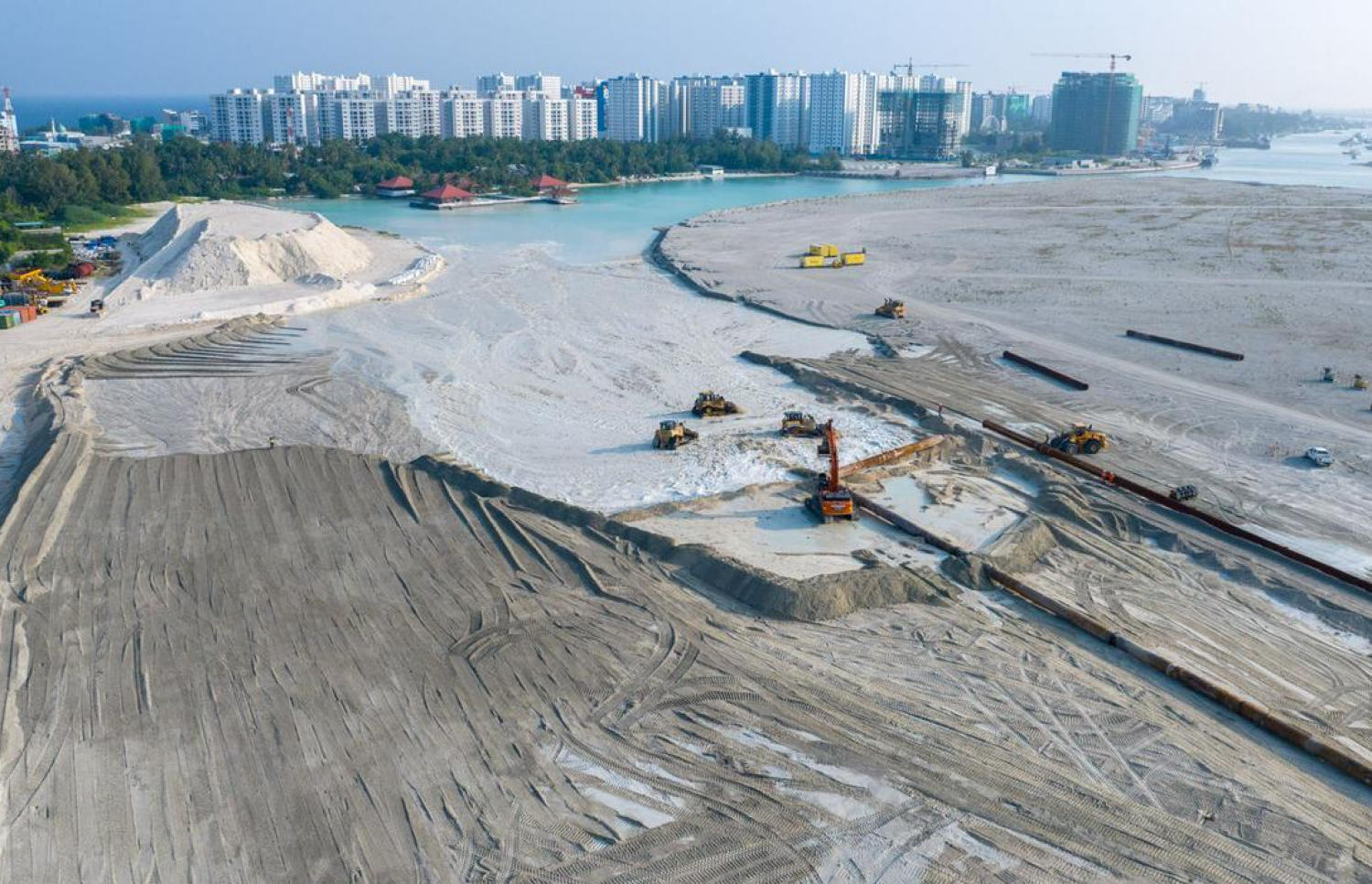 ހުޅުމާލޭގެ ތިންވަނަ ފިޔަވައްސަށް ބޭނުންވާ ބިން ހިއްކުމުގެ މަސައްކަތް ކުރަނީ.---ފޮޓޯ: އެމްއޭސީއެލް