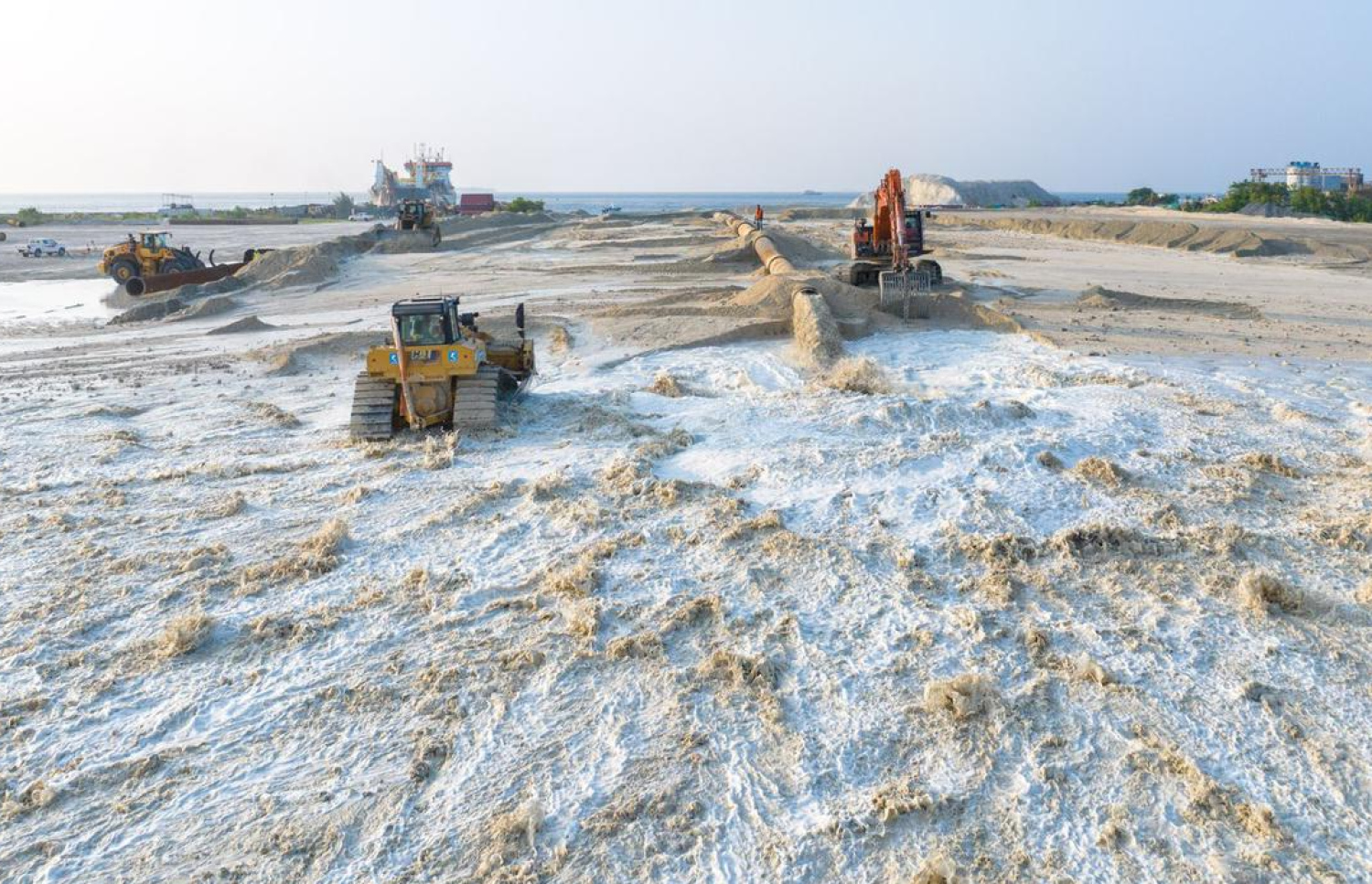 ހުޅުމާލޭގެ ތިންވަނަ ފިޔަވައްސަށް ބޭނުންވާ ބިން ހިއްކުމުގެ މަސައްކަތް ކުރަނީ.---ފޮޓޯ: އެމްއޭސީއެލް