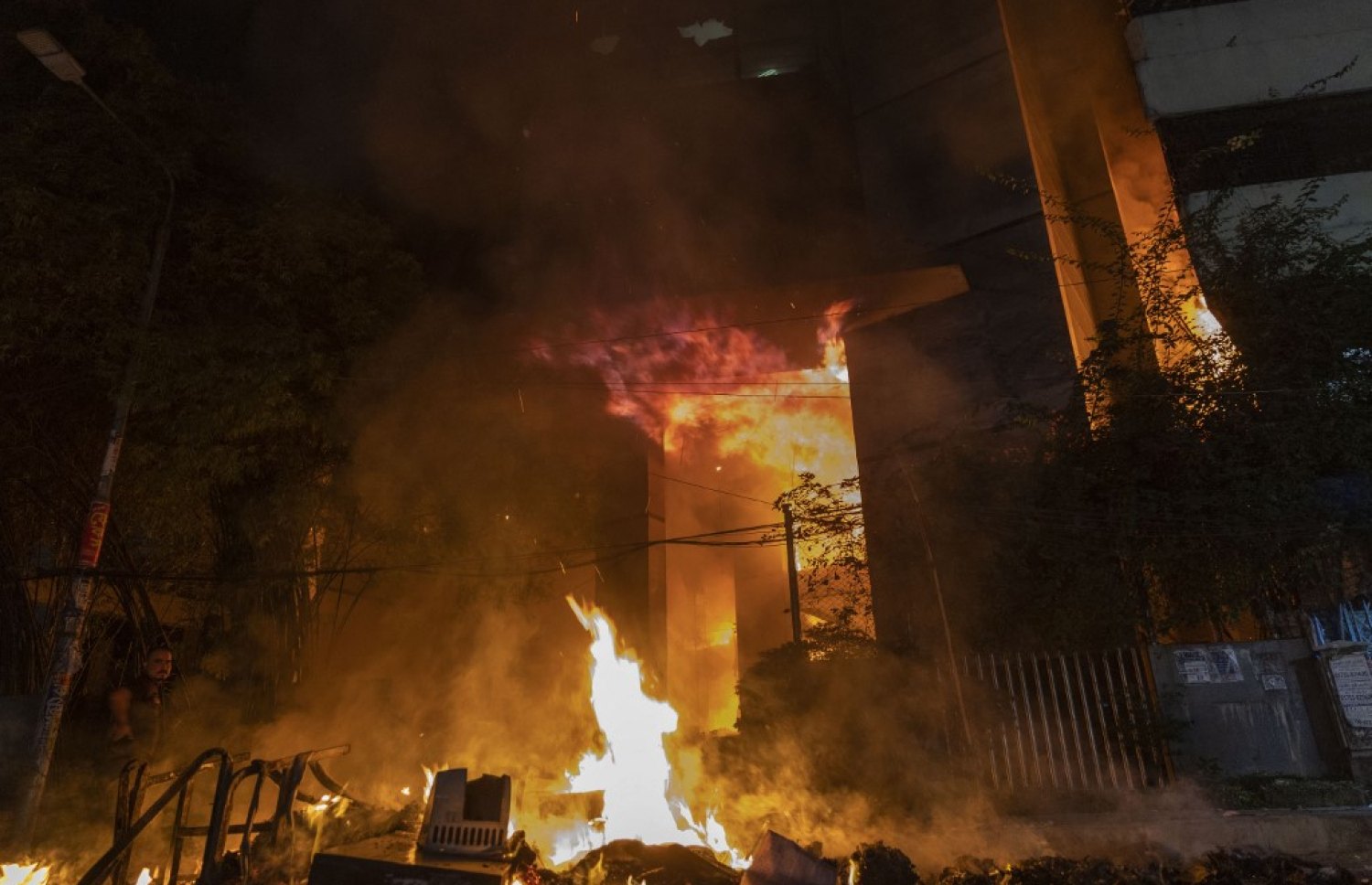 ބަންގްލާދޭޝްގެ ވެރިރަށް ޑާކާގައި ހުންނަ ޑެއިލީ ސްޓާ ނޫހުގެ އޮފީހުގައި ރޭ ހުޅުޖަހާފައި. -- ފޮޓޯ: އޭއެފްޕީ