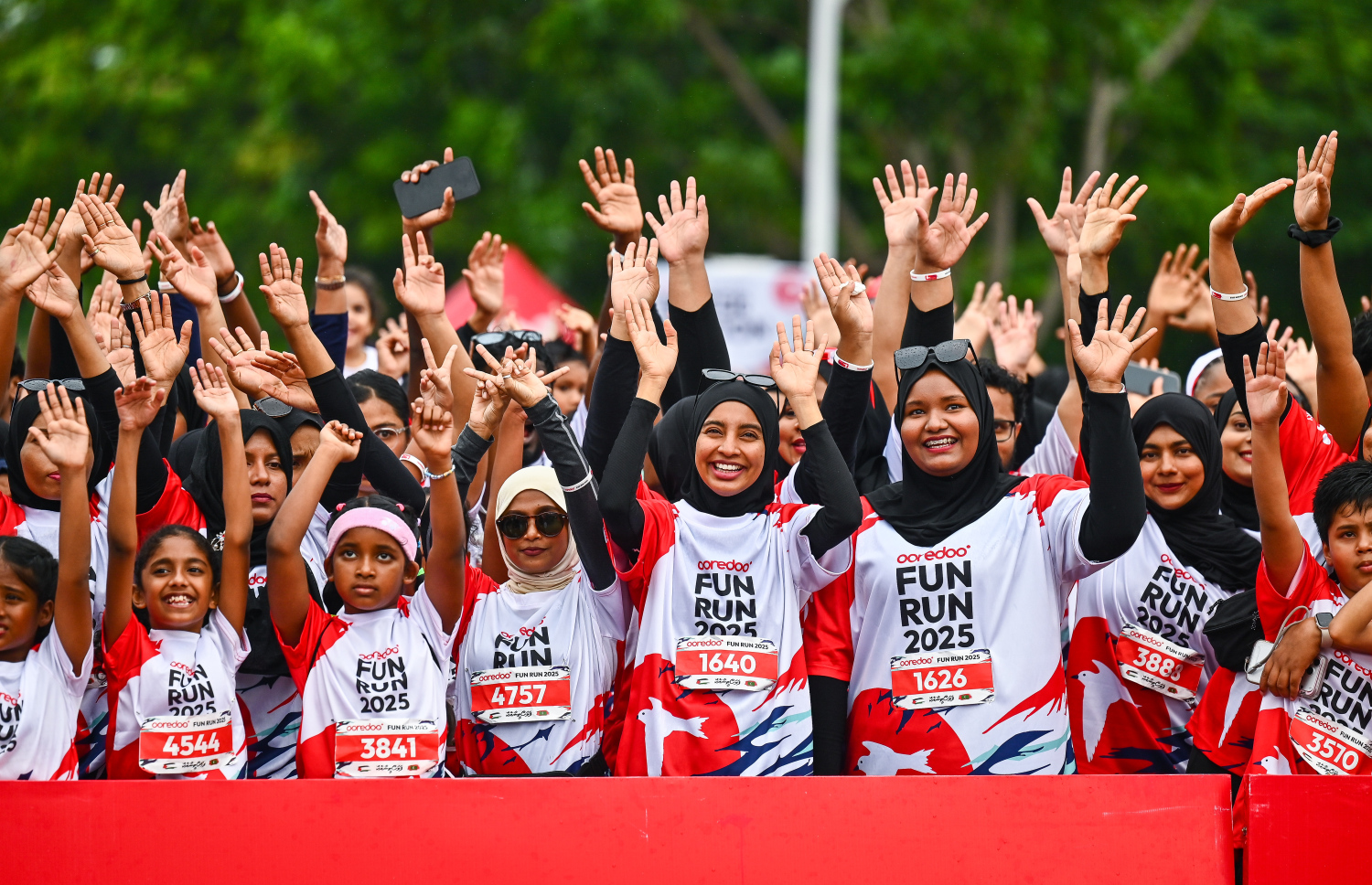 އުރީދޫ ފަން ރަންގެ ބައިވެރިން ރޭސް ފެށުމުގެ ކުރިން ވޯމްއަޕް ކުރަނީ: މި ރަންގައި މި އަހަރު 7،000 އަށް ވުރެ ގިނަ މީހުން ބައިވެރިވި.--- ފޮޓޯ: ފަޔާޒު މޫސާ | މިހާރު