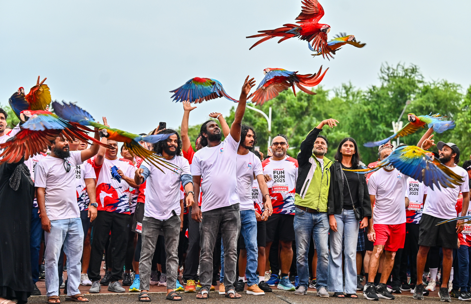 އުރީދޫ ފަން ރަންގެ ބައިވެރިން ރޭސް ފެށުމުގެ ކުރިން ފްލައިން މޯލްޑިވްސްގެ ފަރާތުން އެ މީހުންގެ ދޫނިތައް އުދުއްސާލަނީ.--- ފޮޓޯ: ފަޔާޒު މޫސާ | މިހާރު