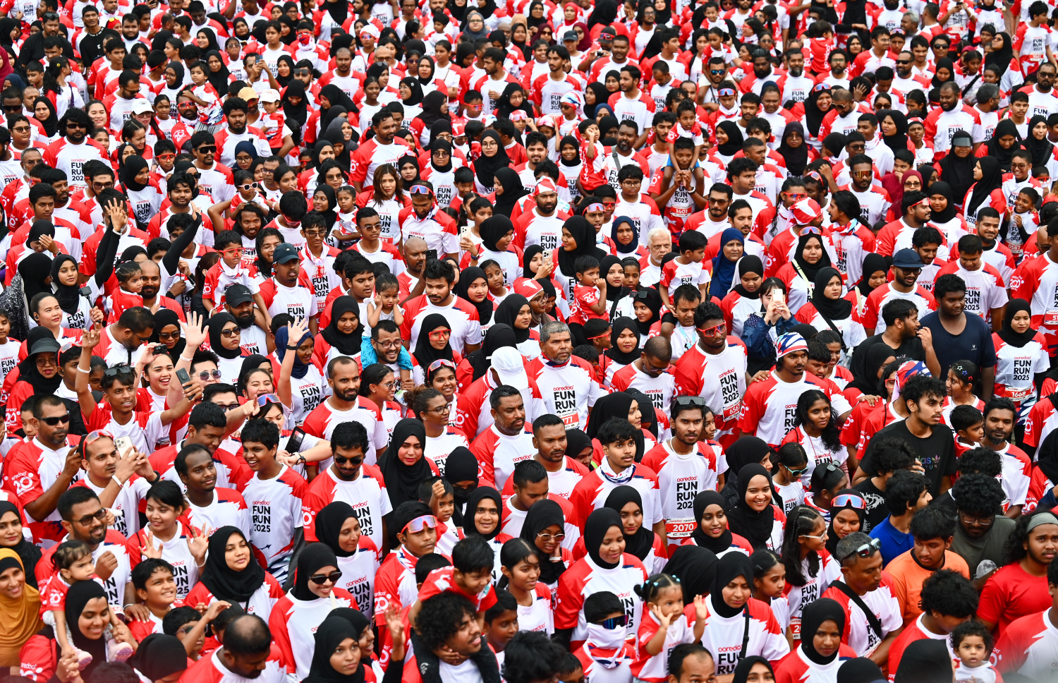 އުރީދޫން މި އަހަރު ބޭއްވި ފޯރިގަދަ ފަން ރަންގެ ތެރެއިން: އާންމުންގެ ބޮޑު ތަރުހީބެއް ލިބުނު މި އަހަރުގެ މި ހަރަކާތުގައި 7،000 ވުރެ ގިނަ މީހުން ބައިވެރިވި.--- ފޮޓޯ: ފަޔާޒު މޫސާ | މިހާރު