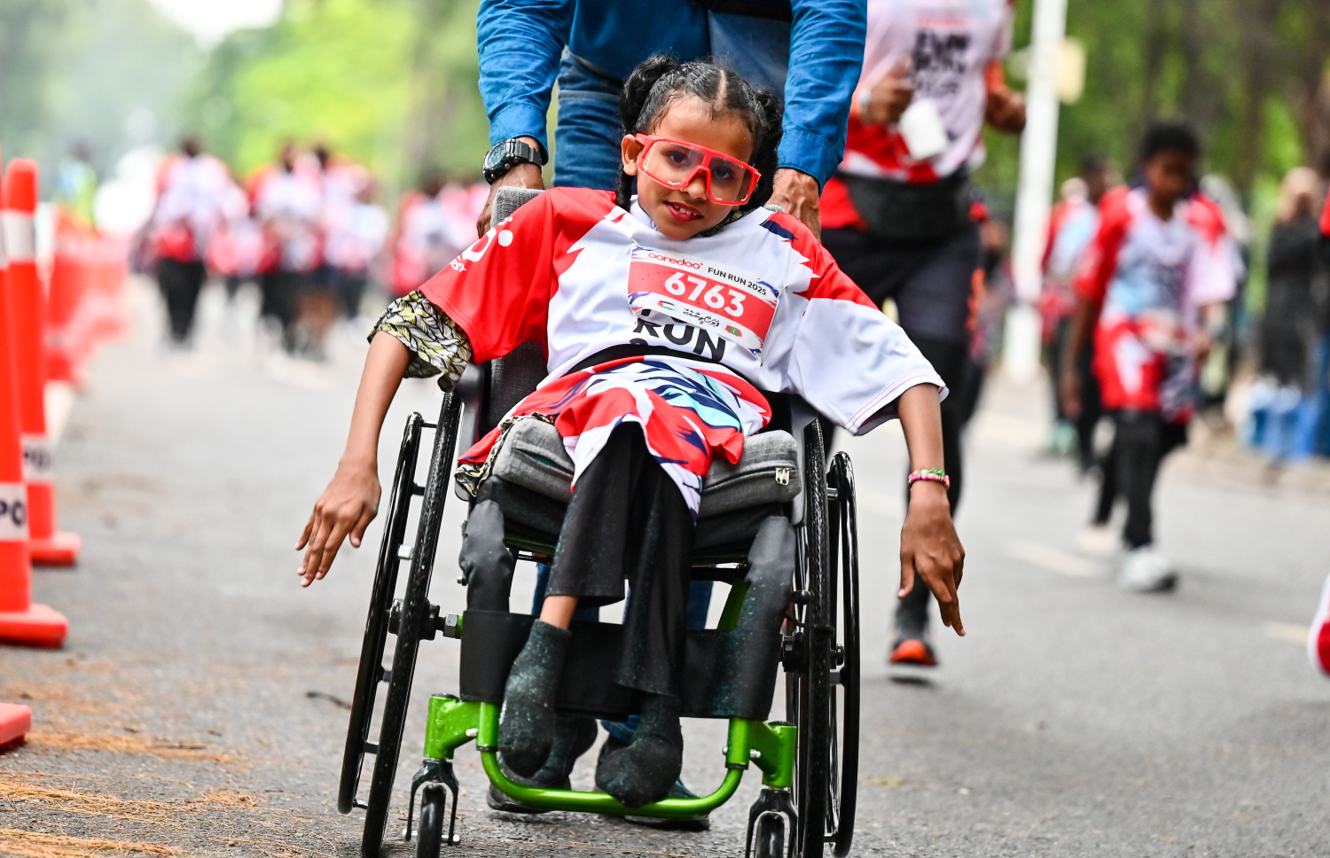 ހާއްސަ އެހީއަށް ބޭނުންވާ ކުއްޖަކު އުރީދޫ ފަން ރަންގައި ގޮނޑީގައި ދުވަނީ: މިއީ ހާއްސަ އެހީއަށް ބޭނުންވާ ކުދިންނަށް ވެސް އިސްކަންދޭ ދުވުމެއް.--- ފޮޓޯ: ފަޔާޒު މޫސާ | މިހާރު