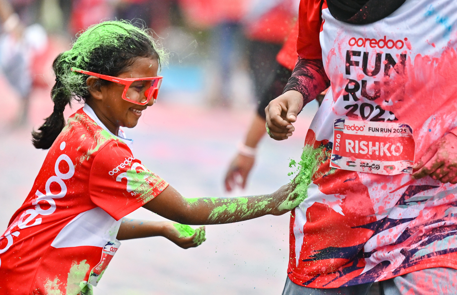 އުރީދޫ ފަން ރަންގައި ބައިވެރިވި ކުއްޖަކު އެ ކުއްޖާގެ ބެލެނިވެރިޔާގެ ގައިގައި ކުލަ ހާކަނީ. --- ފޮޓޯ: ފަޔާޒު މޫސާ | މިހާރު