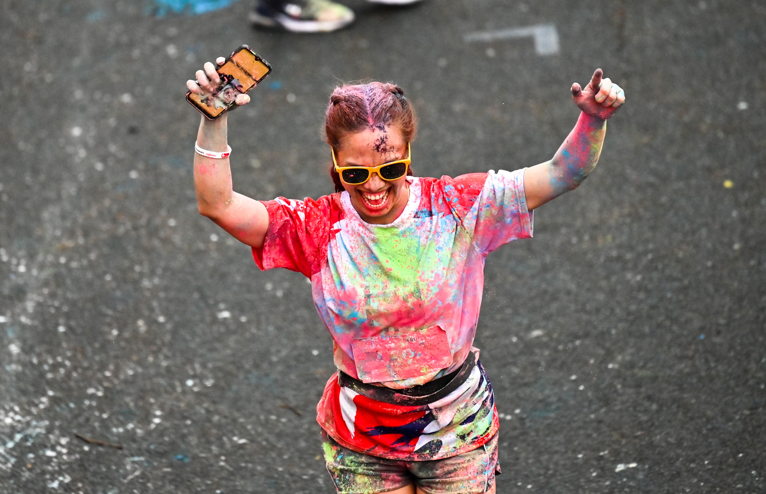 އުރީދޫން މިއަދު ބޭއްވި ފޯރިގަދަ ފަންރަންގެ ބައިވެރިޔަކު ރޭސް ނިންމައިލުމަށް ފަހު އުފާފާޅުކުރަނީ.--- ފޮޓޯ؛ ފަޔާޒު މޫސާ | މިހާރު