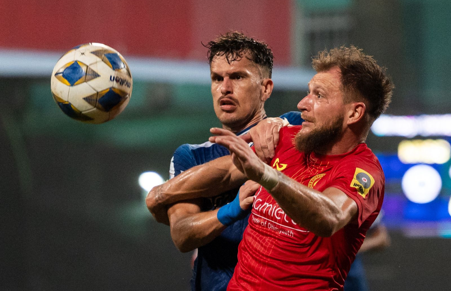 ނިއުގެ ޑި ސިލްވާ، ވިކްޓަރީގެ ލަޗްނީ އަތުން ބޯޅަ ހޯދަން މަސައްކަތް ކުރަނީ.-- ފޮޓޯ: ފަޔާޒް މޫސާ | މިހާރު