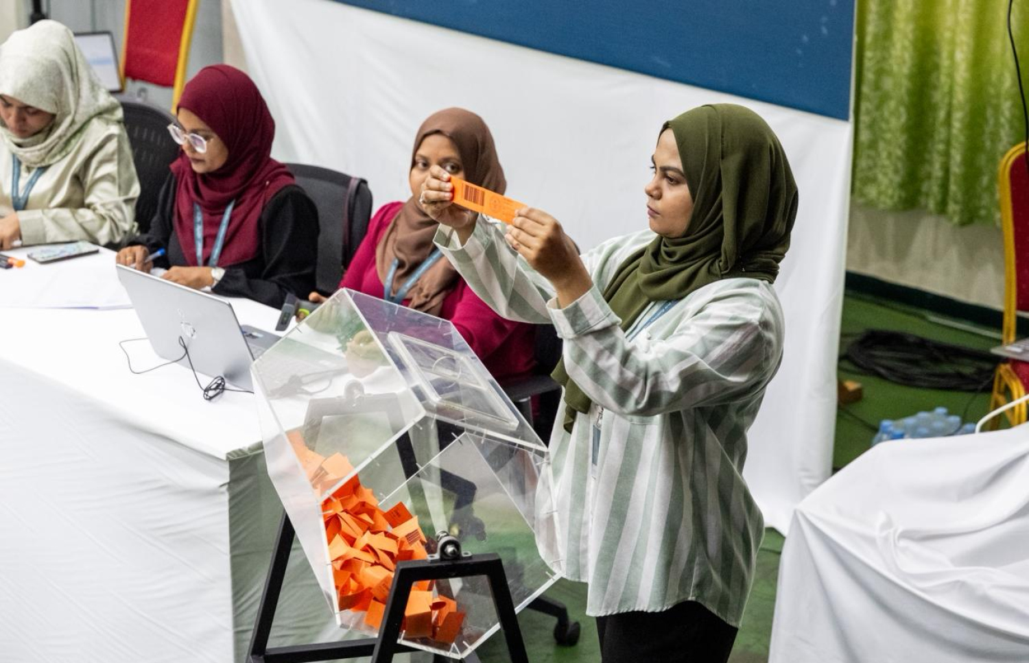 ހުޅުމާލެ ފޭސް ތިނަކުން ގޯތި ލިބިފައިވާ މީހުންގެ ގުރުއަތުލުން ކަލާފާނު ސްކޫލްގެ ހޯލުގައި މިއަދު ކުރިއަށް ގެންދަނީ.---ފޮޓޯ: ނިޝާން އަލީ| މިހާރު