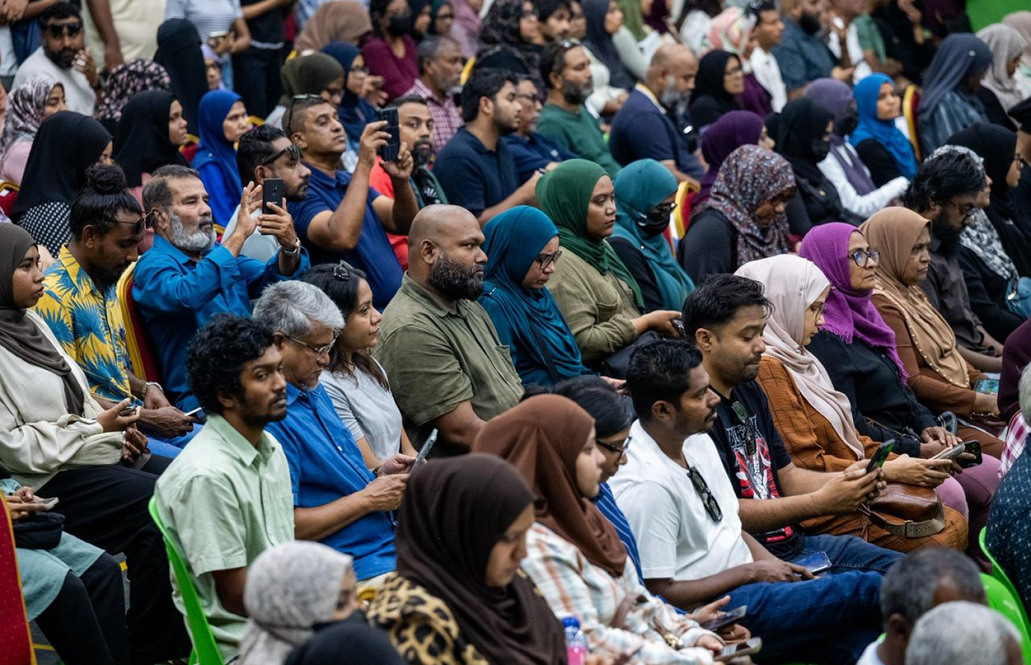 ހުޅުމާލެ ފޭސް ތިނަކުން ގޯތި ލިބިފައިވާ މީހުންގެ މެދުގައި ބާއްވާ ގުރުއަތުލުމަށް ކަލާފާނު ސްކޫލަށް ހާޒިރުވި ބައެއް މީހުން.---ފޮޓޯ: ނިޝާން އަލީ| މިހާރު