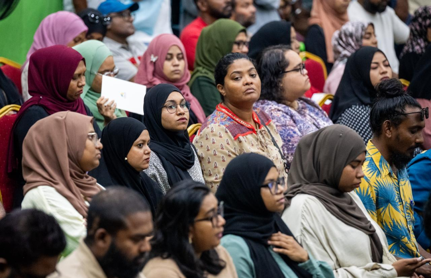 ހުޅުމާލެ ފޭސް ތިނަކުން ގޯތި ލިބިފައިވާ މީހުންގެ މެދުގައި ބާއްވާ ގުރުއަތުލުމަށް ކަލާފާނު ސްކޫލަށް ހާޒިރުވި ބައެއް މީހުން.---ފޮޓޯ: ނިޝާން އަލީ| މިހާރު