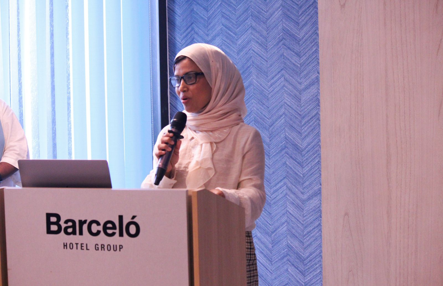 ހެލްތު މިނިސްޓްރީގެ ސްޓޭޓް މިނިސްޓަރު, އައިމިނަތު ޝިރްނާ މެޑިކަލް އެޑިއުކޭޝަން އެކްސްޕޯގައި ވާހަކަ ދައްކަވަނީ. -- ފޮޓޯ: އެޑިއުވެސްޓް