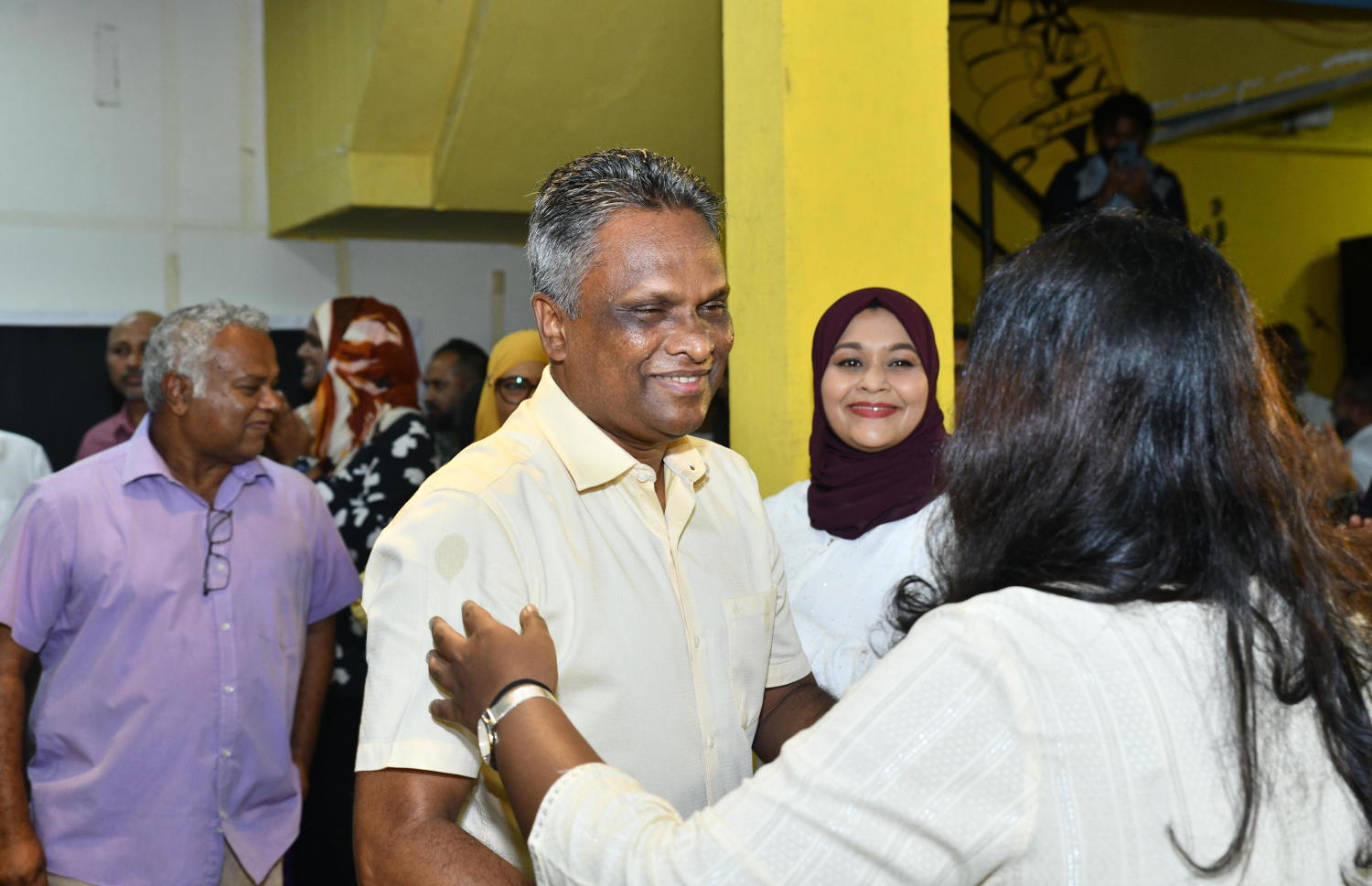 މާލޭގެ މޭޔަރު އާދަމް އާޒިމް މިރޭގެ ޖަލްސާގައި ސަޕޯޓަރުންނާ ސަލާން ކުރައްވަނީ.---ފޮޓޯ: އެމްޑީޕީ