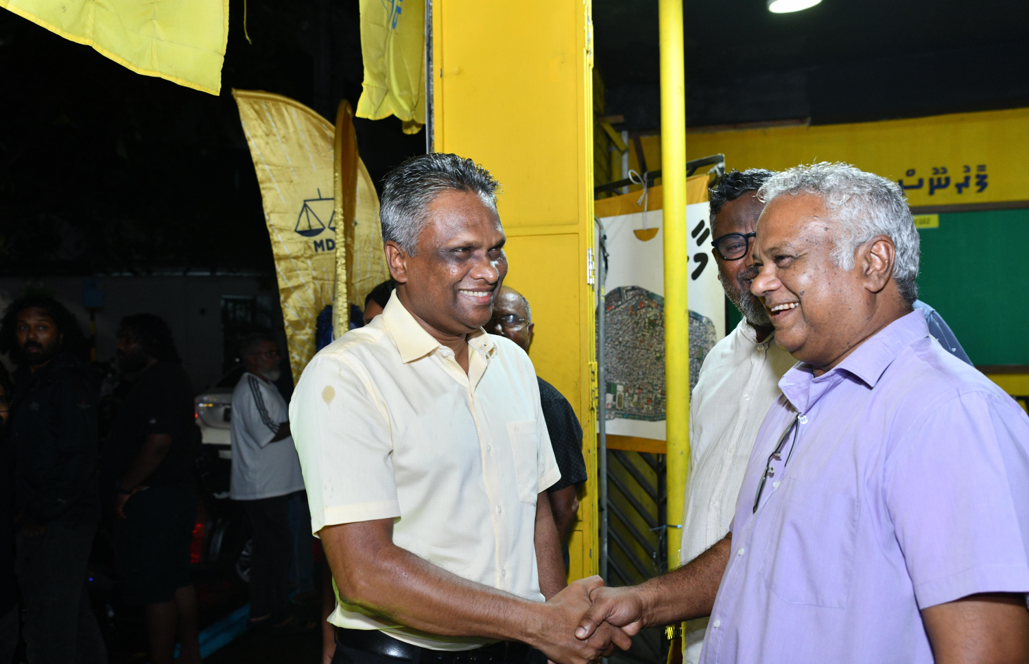 ރޭގެ ޖަލްސާގައި އާދަމް އާޒިމާއި އެމްޑީޕީގެ ކުރީގެ ޗެއާޕާސަން އަލީ ނިޔާޒު ސަލާން ކުރައްވަނީ.---ފޮޓޯ: އެމްޑީޕީ