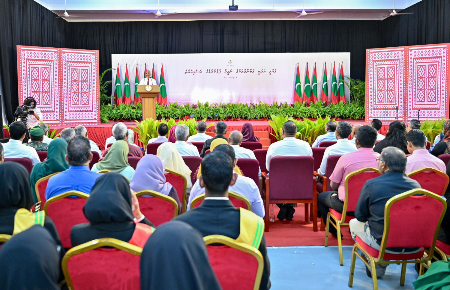 ދިވެހިބަހާ ބެހޭ މިނިސްޓްރީން މި އަހަރު ކުރިއަށް ގެންދިޔަ އަދަބީ މުބާރާތްތަކާއި އަތުލިޔުން މުބާރާތުގެ އިނާމުދިނުމަށް ބޭއްވި ރަސްމިއްޔާތުގައި ރައީސް ޑރ. މުހައްމަދު މުއިއްޒު ވާހަކަދައްކަވަނީ.-- ފޮޓޯ: ރައީސް އޮފީސް