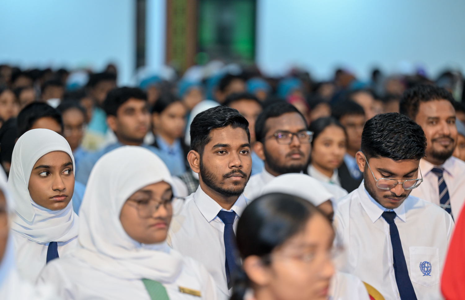 ގައުމީ އަދަބީ މުބާރާތްތަކާއި އަތުލިޔުން މުބާރާތުގެ ނަތީޖާ ފާޅު ކުރުމަށް ސަލާހުއްދީން ސްކޫލްގެ ބޭއްވި ރަސްމިއްޔާތުގައި މުބާރާތުގައި ބައެއް ސްކޫލްތަކުގެ ދަރިވަރުން ބައިވެރިވަނީ --- ފޮޓޯ/ރައީސް އޮފީސް