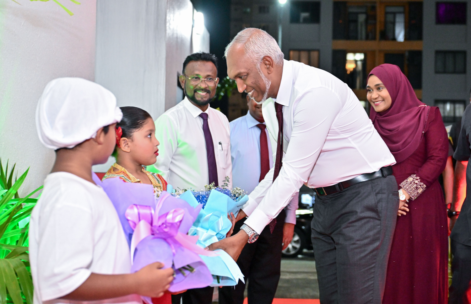 ގައުމީ އަދަބީ މުބާރާތްތަކާއި އަތުލިޔުމުގެ މުބާރާތުގެ ނަތީޖާ ފާޅުކުރުމަށް ސަލާހުއްދީން ސްކޫލްގައި ބޭއްވި ރަސްމިއްޔާތަށް ރައީސް މުއިއްޒު ދެކަނބަލުން ވަޑައިގަތުމުން ދަރިވަރުން މަރްހަބާ ދަންނަވަނީ --- ފޮޓޯ/ރައީސް އޮފީސް