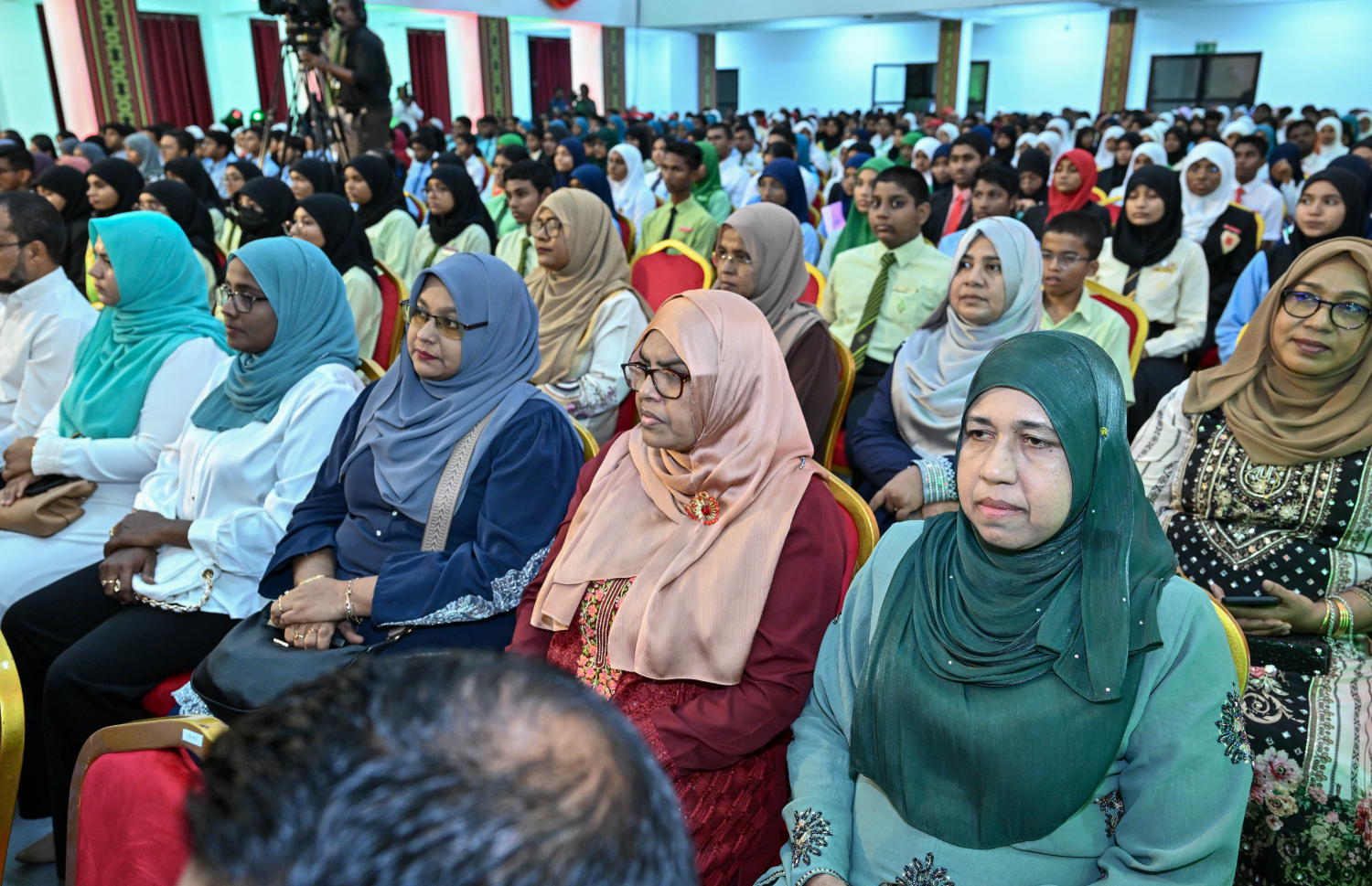 ގައުމީ އަދަބީ މުބާރާތްތަކާއި އަތުލިޔުމުގެ މުބާރާތުގެ ނަތީޖާ ފާޅުކުރުމަށް ސަލާހުއްދީން ސްކޫލް ހޯލުގައި ބޭއްވި ރަސްމިއްޔާތުގައި މުބާރާތުގައި ބައެއް މީހުން ބައިވެރިވަނީ  --- ފޮޓޯ/ރައީސް އޮފީސް