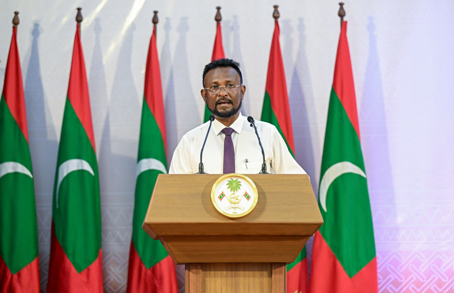 ގައުމީ އަދަބީ މުބާރާތްތަކާއި އަތުލިޔުމުގެ މުބާރާތުގެ ނަތީޖާ ފާޅުކުރުމަށް ބޭއްވި ރަސްމިއްޔާތުގައި ދިވެހިބަހުގެ އެކަޑަމީގެ ރައީސް ޑރ. އަޝްރަފް އަބްދުލްހަކީމް ވާހަކަ ދައްކަވަނީ --- ފޮޓޯ/ރައީސް އޮފީސް