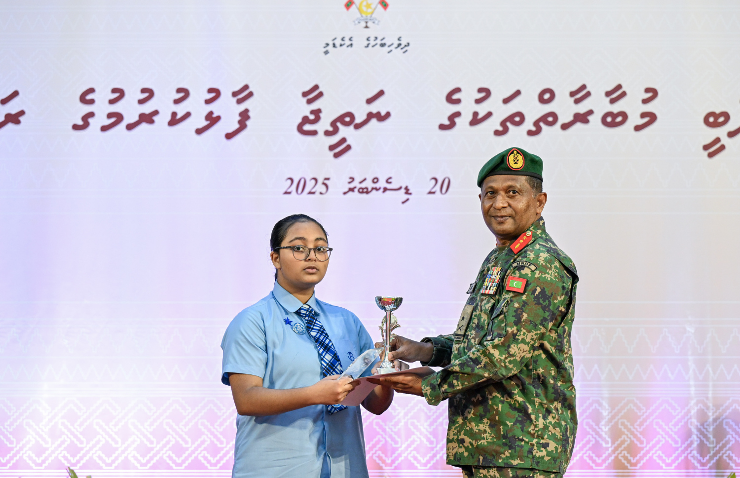 ގައުމީ އަދަބީ މުބާރާތްތަކާއި އަތުލިޔުމުގެ މުބާރާތުން ވަނަ އަކަށް ހޮވުނު ދަރިވަރަކަށް ޗީފް އޮފް ޑިފެންސް ފޯސް އިބްރާހިމް ހިލްމީ އިނާމް ހަވާލުކޮށްދެއްވަނީ --- ފޮޓޯ/ރައީސް އޮފީސް