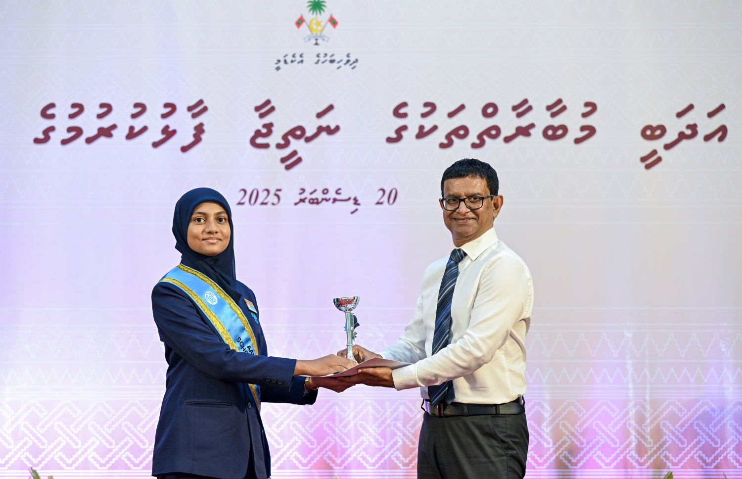 ގައުމީ އަދަބީ މުބާރާތްތަކާއި އަތުލިޔުމުގެ މުބާރާތުން ވަނައެއް ހާސިލްކުރި ދަރިވަރަކަށް އިނާމް ހަވާލުކޮށްދެއްވަނީ --- ފޮޓޯ/ރައީސް އޮފީސް