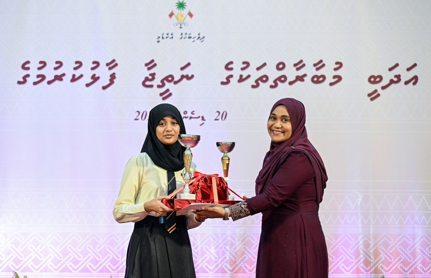 ގައުމީ އަދަބީ މުބާރާތްތަކާއި އަތުލިޔުމުގެ މުބާރާތުން ވަނައަކަށް ހޮވުނު ދަރިވަރަކަށް ފަސްޑްލޭޑީ ސާޖިދާ މުހައްމަދު އިނާމް ހަވާލުކޮށްދެއްވަނީ --- ފޮޓޯ/ރައީސް އޮފީސް