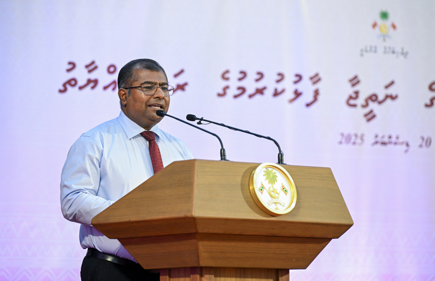 ގައުމީ އަދަބީ މުބާރާތްތަކާއި އަތުލިޔުން މުބާރާތުގެ ނަތީޖާ ފާޅުކުރުމަށް ބޭއްވި ރަސްމިއްޔާތުގައި ދިވެހި ލެންގުއޭޖް، ކަލްޗަރ އެންޑް ހެރިޓޭޖް މިނިސްޓަރު އާދަމް ނަސީރު އިބްރާޙިމް ވާހަކަ ދައްކަވަނީ --- ފޮޓޯ/ރައީސް އޮފީސް