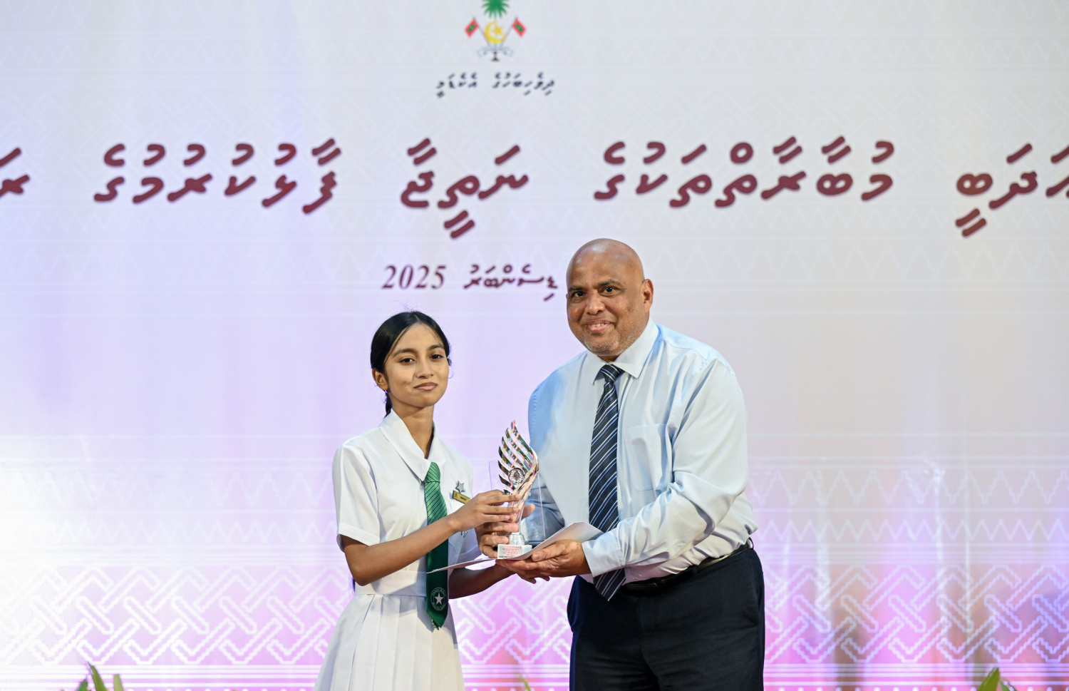 ގައުމީ އަދަބީ މުބާރާތްތަކާއި އަތުލިޔުމުގެ މުބާރާތުން ވަނައަކަށް ހޮވުނު ދަރިވަރަކަށް ހަޔާ އެޑިއުކޭޝަން މިނިސްޓަރު ޑރ. އަލީ ހައިދަރު މުހައްމަދު އިނާމް ހަވާލުކޮށްދެއްވަނީ --- ފޮޓޯ/ރައީސް އޮފީސް