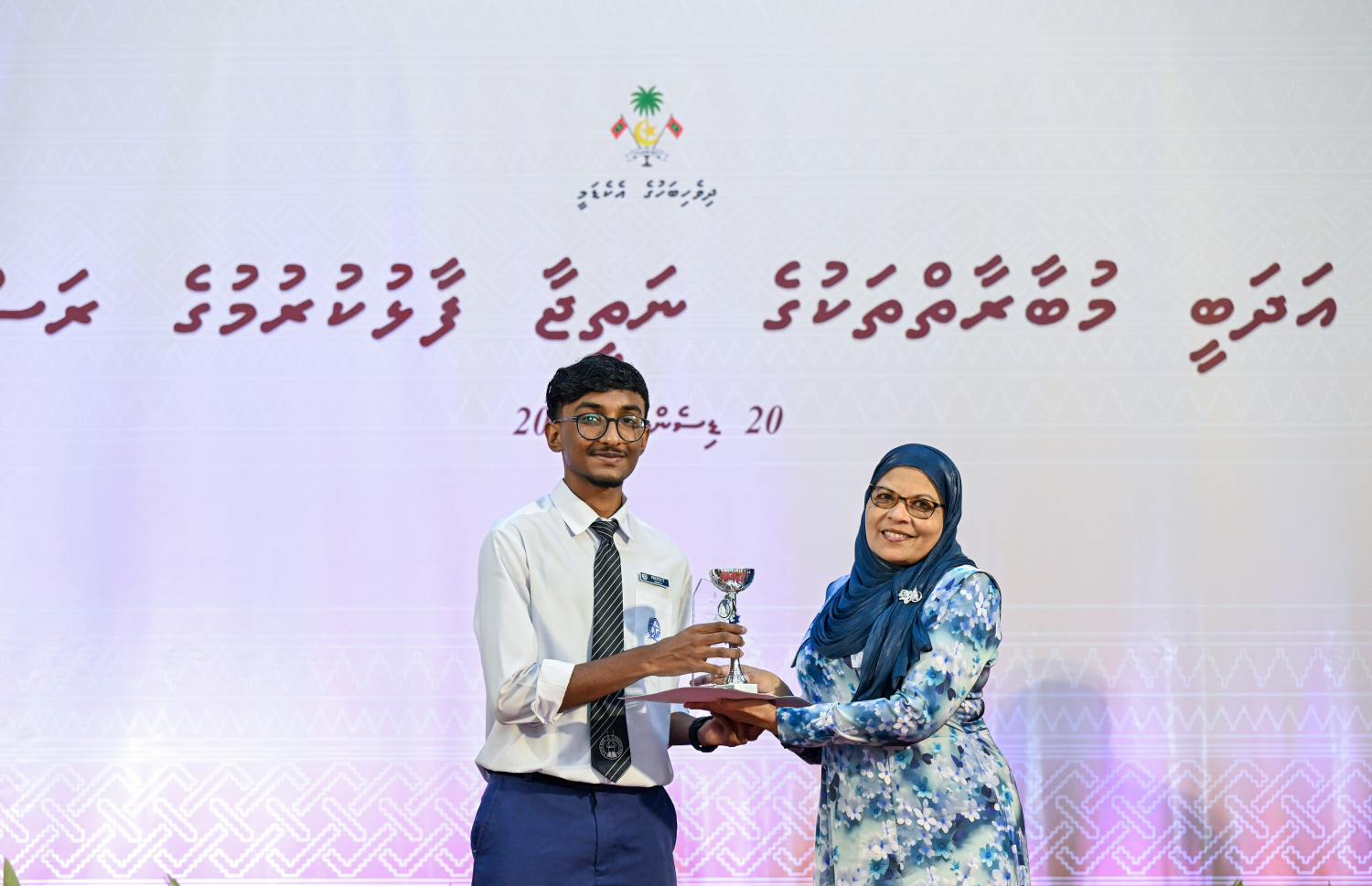 ގައުމީ އަދަބީ މުބާރާތްތަކާއި އަތުލިޔުމުގެ މުބާރާތުން ވަނައެއް ހާސިލްކުރި ދަރިވަރަކަށް އިނާމް ހަވާލުކުރަނީ --- ފޮޓޯ/ރައީސް އޮފީސް