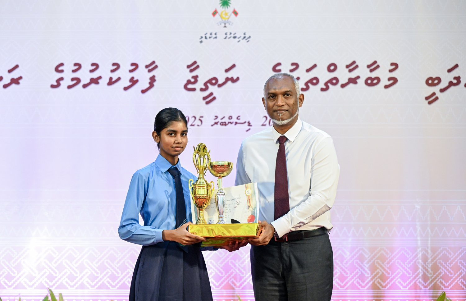 ގައުމީ އަދަބީ މުބާރާތްތަކާއި އަތުލިޔުމުގެ މުބާރާތުގެ ނަތީޖާ ފާޅުކުރުމަށް ބޭއްވި ރަސްމިއްޔާތުގައި މުބާރާތުން އެއް ވަނަ ހޯދި ދަރިވަރަކަށް ރައީސް ޑރ. މުހައްމަދު މުއިއްޒު އިނާމް ހަވާލުކޮށްދެއްވަނީ --- ފޮޓޯ/ރައީސް އޮފީސް