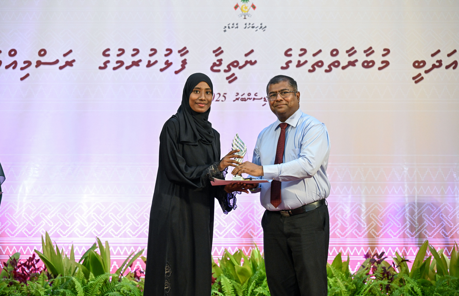 ގައުމީ އަދަބީ މުބާރާތްތަކާއި އަތުލިޔުމުގެ މުބާރާތުގެ ނަތީޖާ ފާޅުކުރުމަށް ބޭއްވި ރަސްމިއްޔާތުގައި މުބާރާތުން ވަނައަކަށް ހޮވުނު ފަރާތަކަށް މިނިސްޓަރު އާދަމް ނަސީރު އިނާމް ހަވާލުކޮށްދެއްވަނީ --- ފޮޓޯ/ރައީސް އޮފީސް