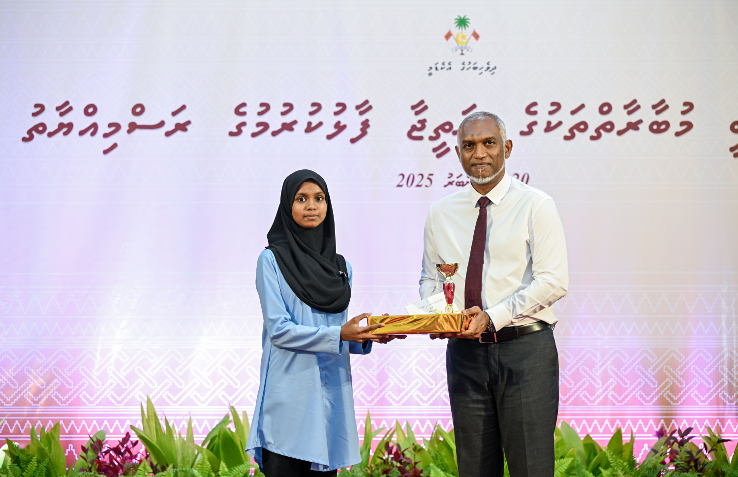 ގައުމީ އަދަބީ މުބާރާތްތަކާއި އަތުލިޔުމުގެ މުބާރާތުގެ ނަތީޖާ ފާޅުކުރުމަށް ބޭއްވި ރަސްމިއްޔާތުގައި މުބާރާތުން އެއް ވަނަ ހޯދި ދަރިވަރަކަށް ރައީސް ޑރ. މުހައްމަދު މުއިއްޒު އިނާމް ހަވާލުކޮށްދެއްވަނީ --- ފޮޓޯ/ރައީސް އޮފީސް