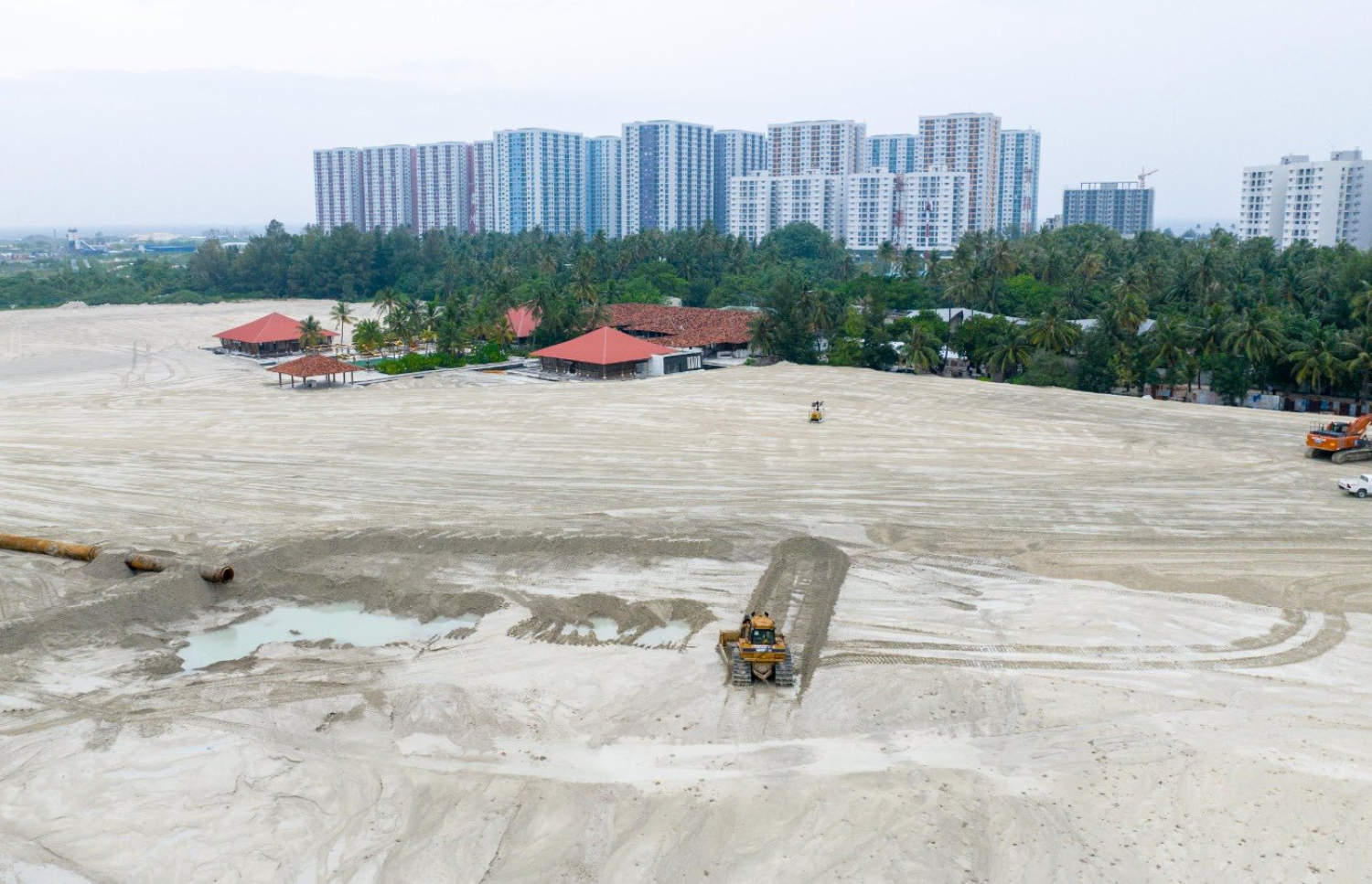 ހުޅުމާލެ ތިނެއް ހިއްކުމުގެ މަސައްކަތުގެ ތެރެއިން ފަރުކޮޅުފުއްޓާއި އެ ސަރަހައްދު ގުޅުވާލައިފައި.-- ފޮޓޯ: އެމްއޭސީއެލް