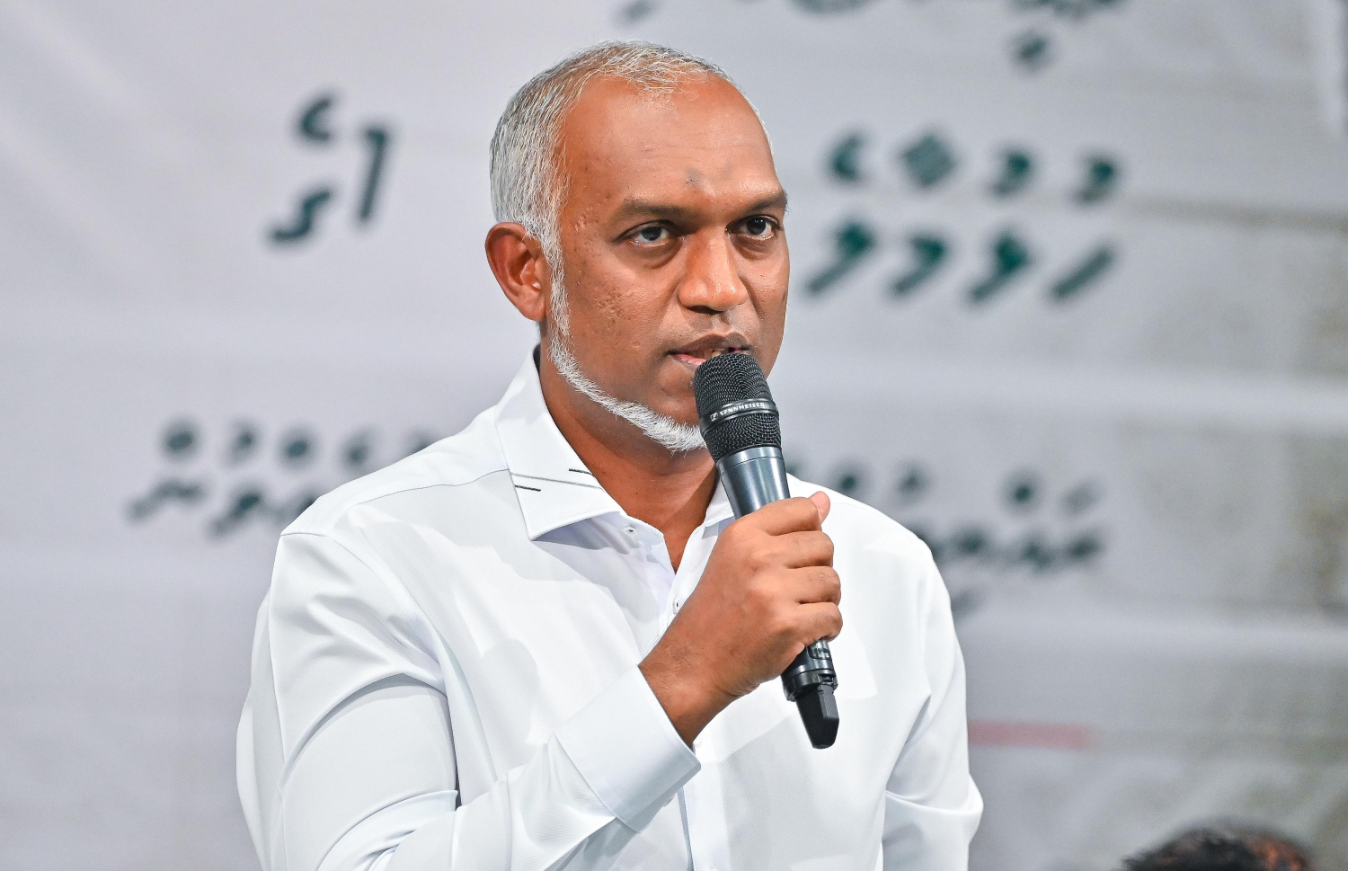 ރައީސް މުއިއްޒު ހުޅުމާލެ 1 ގެ ރައްޔިތުންނާ ރޭ ބައްދަލުކުރައްވަނީ.--- ފޮޓޯ: ފަޔާޒު މޫސާ | މިހާރު