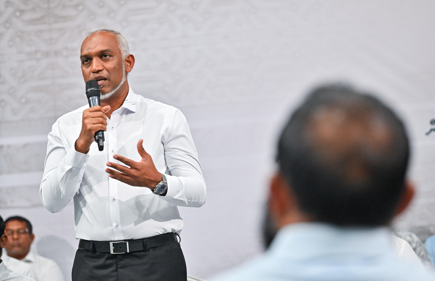 ރައީސް ޑރ. މުހައްމަދު މުއިއްޒު ހުޅުމާލޭ 1 ގެ ރައްޔިތުންނާ ބައްދަލުކުރައްވަނީ-- ފޮޓޯ: ފަޔާޒު މޫސާ | މިހާރު