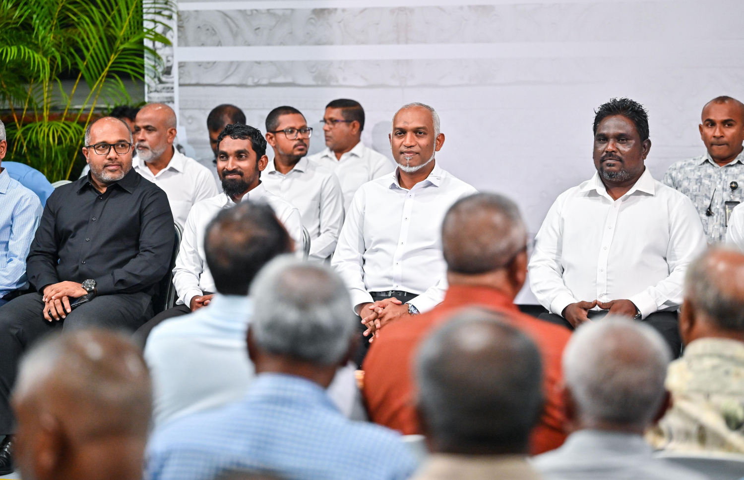 ރައީސް ޑރ. މުހައްމަދު މުއިއްޒު ހުޅުމާލޭ 1 ގެ ރައްޔިތުންނާ ބައްދަލުކުރައްވަނީ-- ފޮޓޯ: ފަޔާޒު މޫސާ | މިހާރު