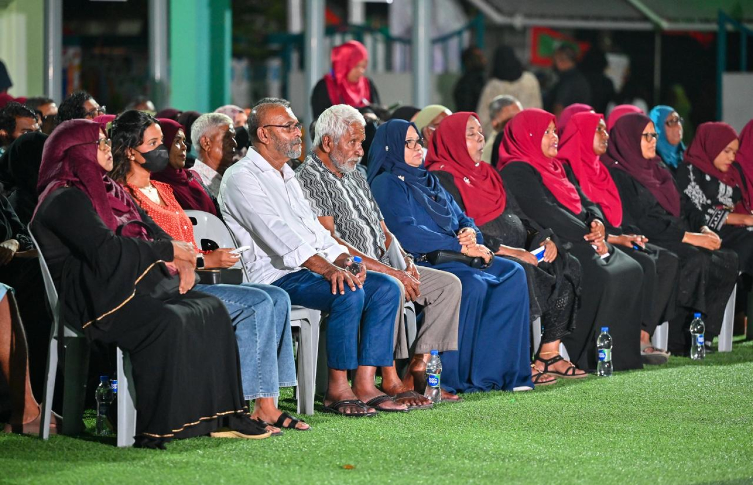ހުޅުމާލެ 1 ގެ ރައްޔިތުންނާ ރައީސް މުއިއްޒު ބައްދަލުކުރައްވަން ރޭ ބޭއްވި ޖަލްސާ އަށް ދިޔަ ބައެއް މީހުން.---ފޮޓޯ: ފަޔާޒު މޫސާ| މިހާރު
