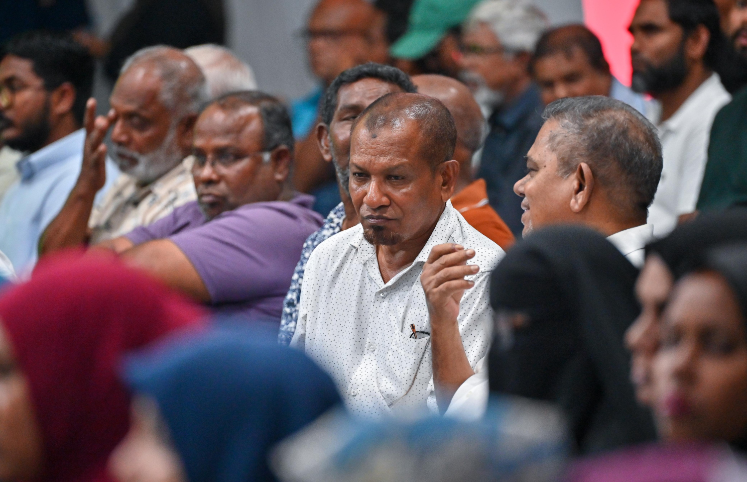 ރައީސް މުއިއްޒު ހުޅުމާލޭ 1 ގެ ރައްޔިތުންނާ ބައްދަލުކުރައްވަން މިހާރު ކުރިއަށް ގެންދާ ބައްދަލުވުމަށް ދިޔަ ބައެއް މީހުން.--- ފޮޓޯ: ފަޔާޒު މޫސާ| މިހާރު