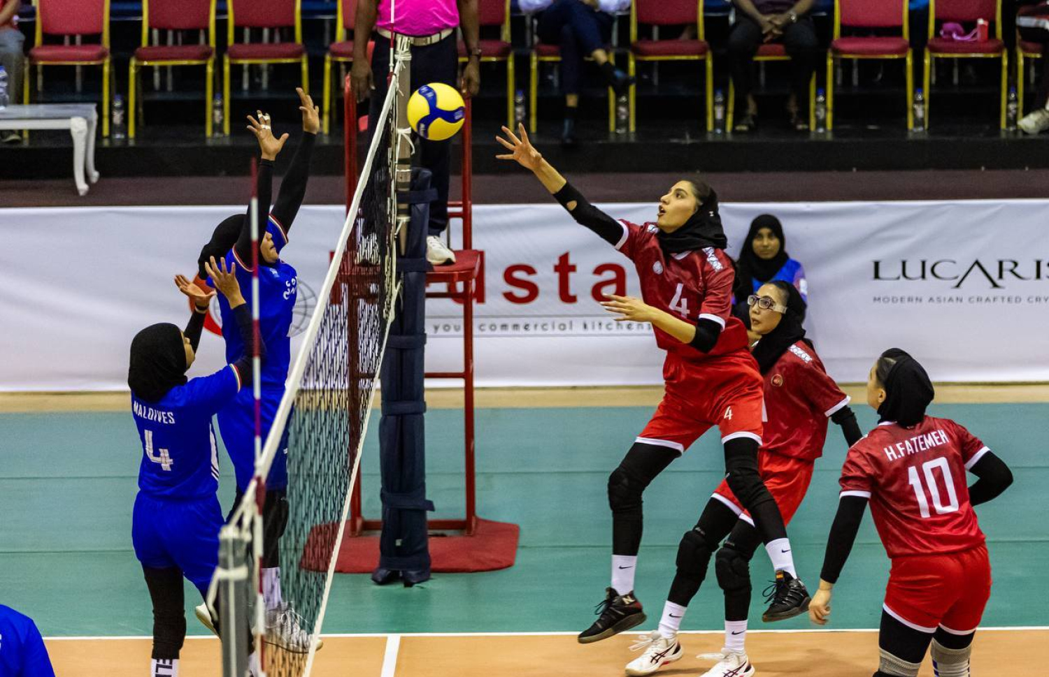 ކާވާ ކަޕްގައި ރާއްޖެ އާއި އަފްޣާންގެ މެޗުގައި، އަފްޣާންގެ ކުޅުންތެރިޔަކު ޝޮޓެއް ފޮނުވާލާއިރު ރާއްޖޭގެ ކުޅުންތެރިން އެ ބޯޅަ ބްލޮކް ކުރަން މަސައްކަތް ކުރަނީ --- ފޮޓޯ: ކާވާ