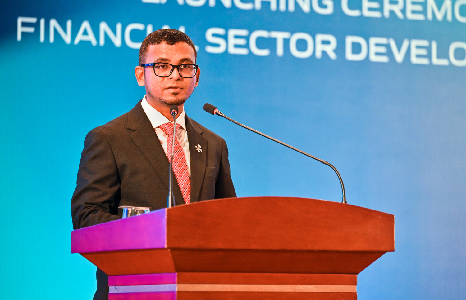 މިއަދުގެ ރަސްމިއްޔާތުގައި ގަވަރުނަރު މުނައްވަރު ވާހަކަ ދައްކަވަނީ.---ފޮޓޯ: ފަޔާޒު މޫސާ| މިހާރު