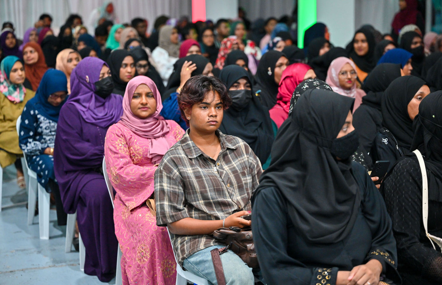 ރައީސް މުއިއްޒު ހުޅުމާލޭ ފުރަތަމަ ފިޔަވަހީގެ ރައްޔިތުންނާ ބައްދަލުކުރެއްވުމަށް ބޭއްވި ބައްދަލުވުމުގައި ހުޅުމާލެއަށް ނިސްބަތްވާ ބައެއް ރައްޔިތުން ބައިވެރިވަނީ --- މިހާރު ފޮޓޯ/ފަޔާޒު މޫސާ