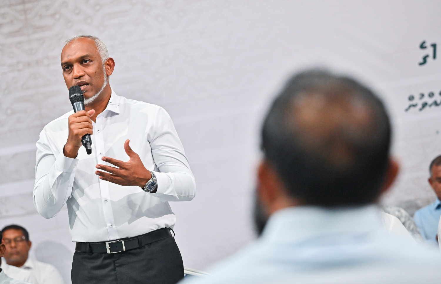 ރައީސް މުއިއްޒު ހުޅުމާލޭ ފުރަތަމަ ފިޔަވަހީގެ ރައްޔިތުންނާ ބައްދަލު ކުރެއްވުމަށް ބޭއްވި ބައްދަލުވުމުގައި ރައީސް ވާހަކަފުޅު ދައްކަވަނީ --- މިހާރު ފޮޓޯ/ފަޔާޒު މޫސާ