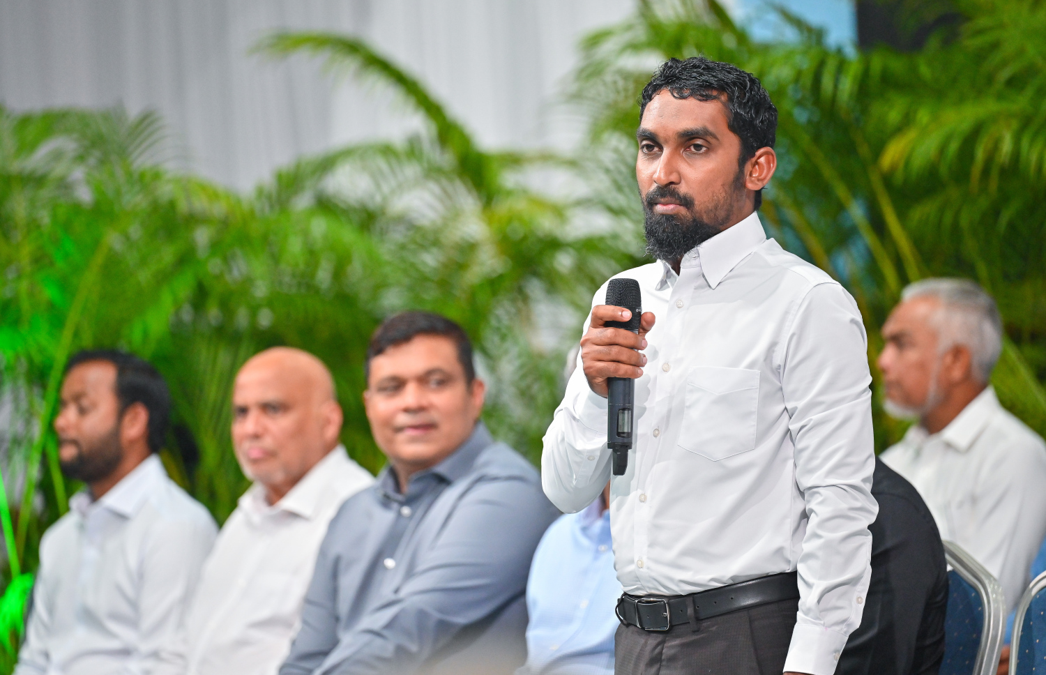 ހުޅުމާލޭ ފުރަތަމަ ފިޔަވަހީގެ ރައްޔިތުންނާ ބައްދަލުކުރެއްވުމަށް ބޭއްވި ބައްދަލުވުމުގައި ހުޅުމާލެ މެދު ދާއިރާ މަޖިލިސް މެމްބަރު އަބްދުﷲ ޝަޒީމް ވާހަކަ ދައްކަވަނީ --- މިހާރު ފޮޓޯ/ފަޔާޒު މޫސާ