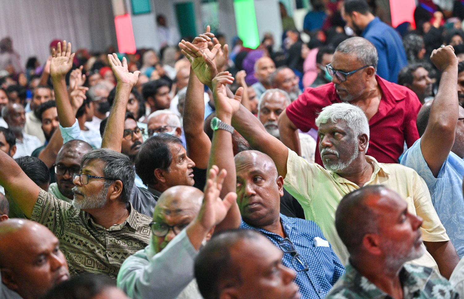 ހުޅުމާލޭ ފުރަތަމަ ފިޔަވަހީގެ ރައްޔިތުންނާ ބައްދަލު ކުރައްވަން ރައީސް މުއިއްޒު ބޭއްވެވި ބައްދަލުވުމުގައި އާންމުންގެ މީހުން ސުވާލުކުރަން އަތް ނަގަނީ --- މިހާރު ފޮޓޯ/ފަޔާޒު މޫސާ