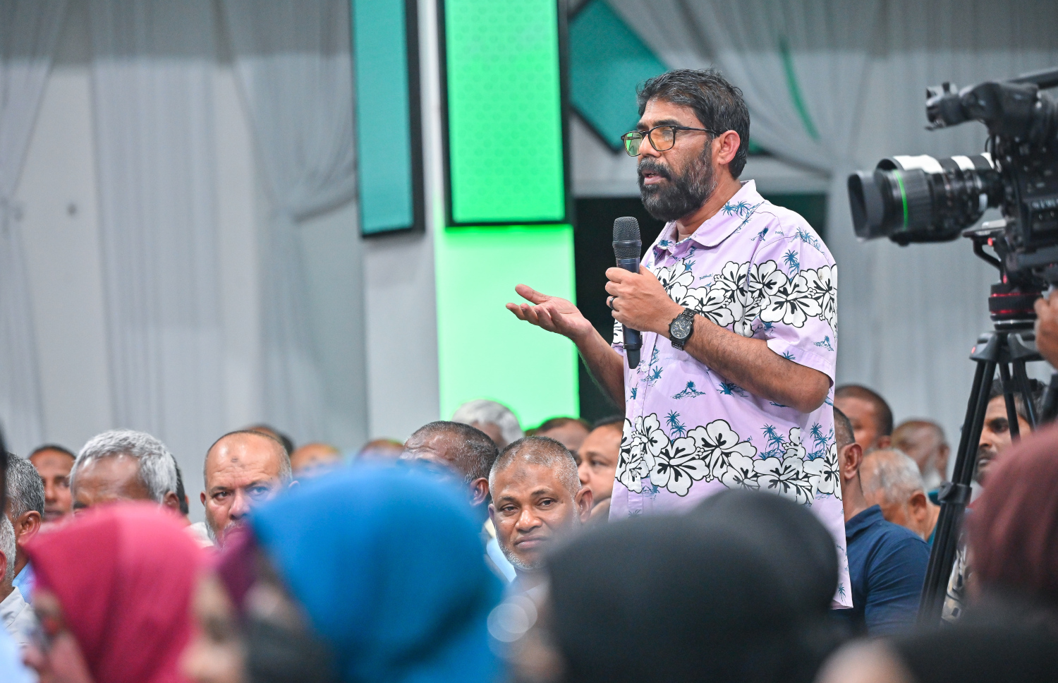 ރައީސް މުއިއްޒު ހުޅުމާލޭ ފުރަތަމަ ފިޔަވަހީގެ ރައްޔިތުންނާ ބައްދަލު ކުރެއްވުމަށް ބޭއްވި ބައްދަލުވުމުގައި އާންމުންގެ މީހަކު ސުވާލު ކުރަނީ --- މިހާރު ފޮޓޯ/ފަޔާޒު މޫސާ