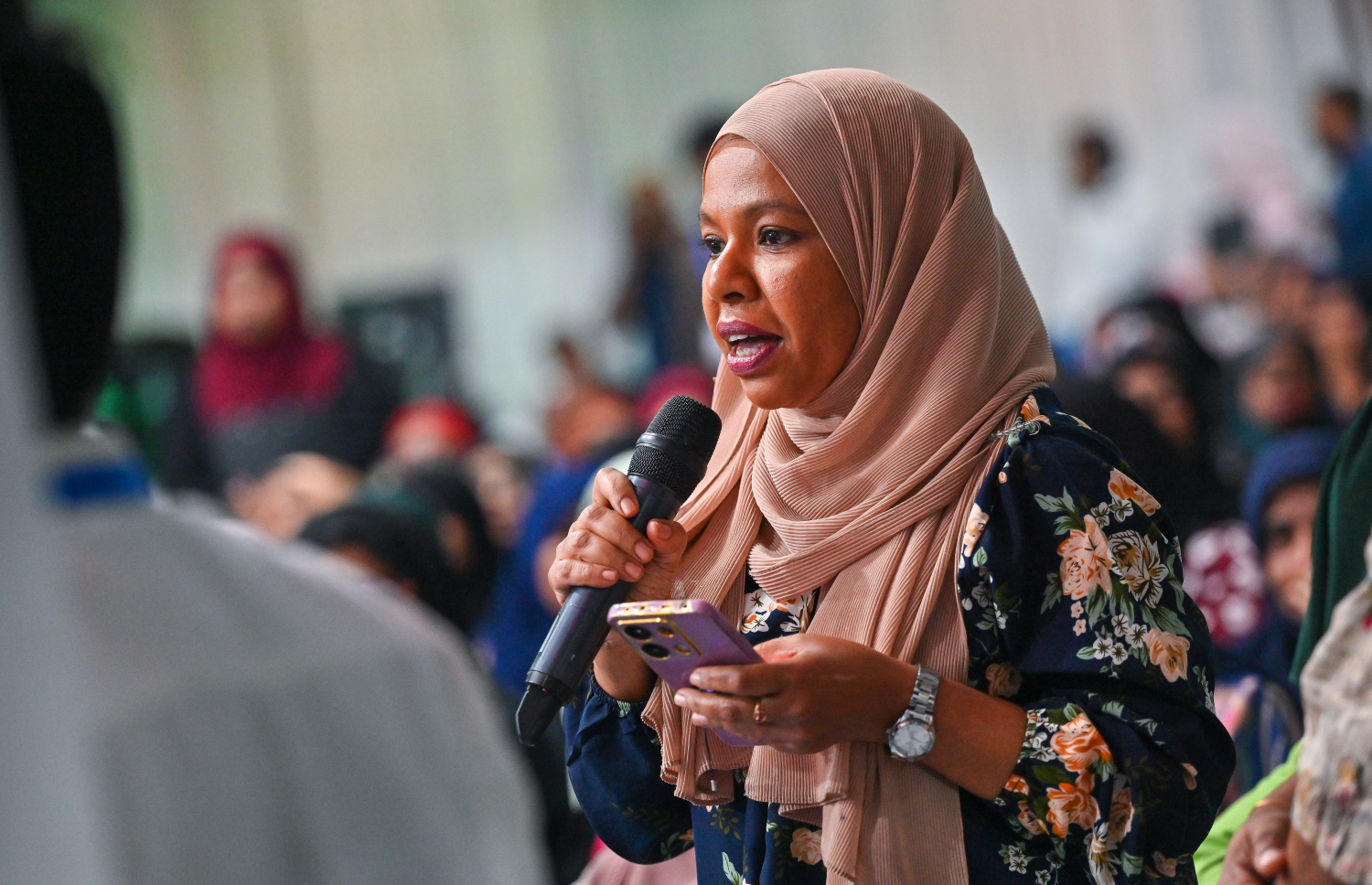 ރައީސް މުއިއްޒު ހުޅުމާލޭ ފުރަތަމަ ފިޔަވަހީގެ ރައްޔިތުންނާ ބައްދަލު ކުރެއްވުމަށް ބޭއްވި ބައްދަލުވުމުގައި އާންމުންގެ މީހަކު ސުވާލު ކުރަނީ --- މިހާރު ފޮޓޯ/ފަޔާޒު މޫސާ