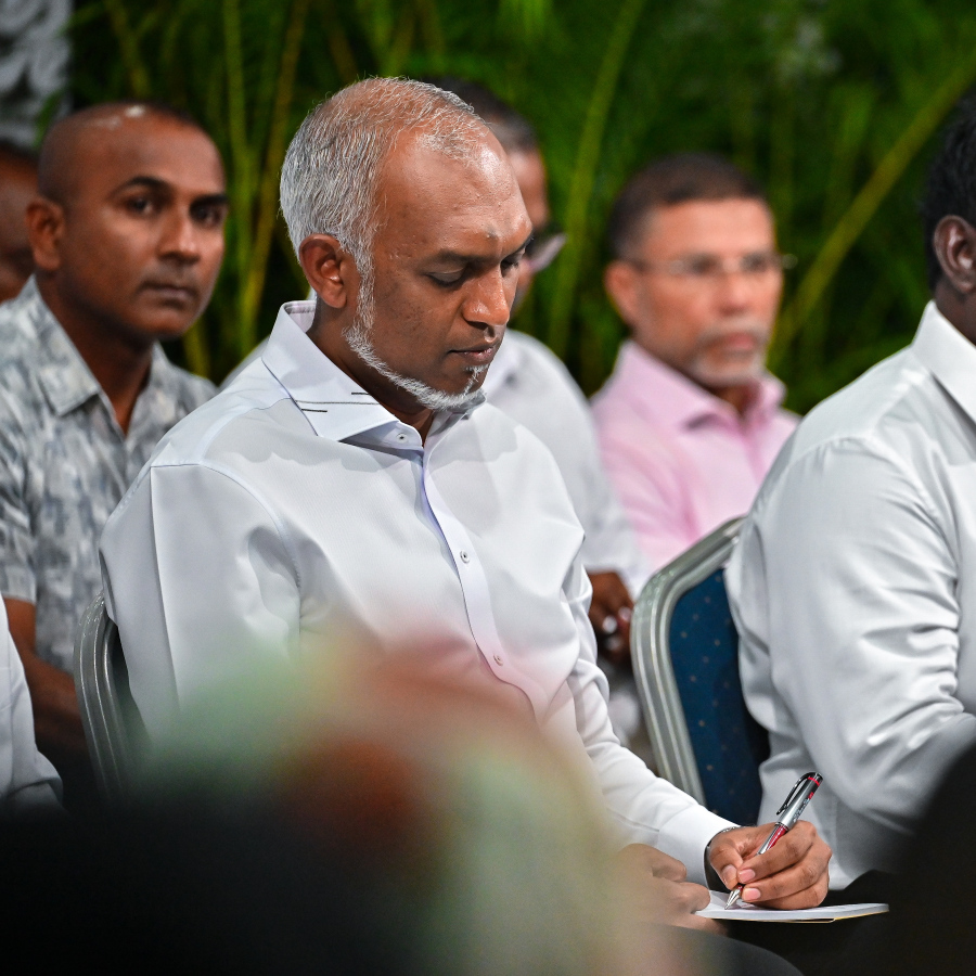 ރައީސް މުއިއްޒު ހުޅުމާލޭ ފުރަތަމަ ފިޔަވަހީގެ ރައްޔިތުންނާ ބައްދަލު ކުރެއްވުމަށް ބޭއްވި ބައްދަލުވުމުގައި އާންމުންގެ ބައެއް ސުވާލުތައް ރައީސް ނޯޓު ކުރައްވަނީ --- މިހާރު ފޮޓޯ/ފަޔާޒު މޫސާ